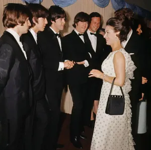 Drucke von Mitglieder der britischen Popgruppe The Beatles (v.l.), Ringo Starr, George Harrison, Paul McCartney und John Lennon treffen sich am 29 England Drucke: Die Beatles und Prinzessin Margaret besuchen die Premiere von The Help.