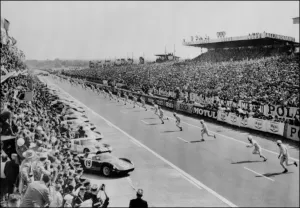 Piloten eilen zu ihren Rennwagen während des Starts der 32. Le Mans 24-Stunden-Rennen (24 Heures du Mans), Le Mans, 20 Juni 1964