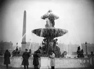 Drucke von Bild vom Jahr 1945 von Menschen, die vor dem Brunnen der Plätze de La Konkordanz stehen. (Fotografie: -, AFP) B & W Drucke: Paris-Feature-Concorde