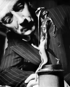 Drucke von Bild aus den Fünfzigerjahren des spanischen Malers Salvador Dalí, einem der beliebtesten Künstler des zwanzigsten Jahrhunderts, das sein Meisterwerk betrachtet Salvador Dali Drucke: art-artist-DALI