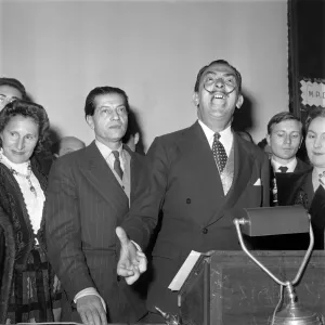 Drucke von Ein Foto aus den Fünfzigerjahren des spanischen Malers Salvador Dalí, einer der beliebtesten Künstler des zwanzigsten Jahrhunderts Salvador Dali Drucke: Salvador Dalí, Universität der Sorbonne