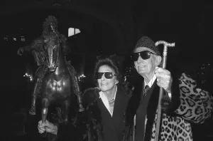 Drucke von Photo prise le 21 dcembre 1980 Monaco du peintre catalan Salvador Dali, l un des plus clbres artistes du XX sicle, en compagnie de son modle, sa muse et sa compagne Gala Salvador Dali Drucke: Salvador Dalí mit seiner Model und Muse Gala