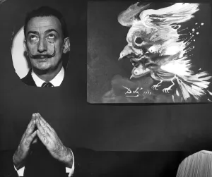 Drucke von Bildnis aus dem Jahr 1953 des spanischen Malers Salvador Dali, eines der beliebtesten Maler des 20. Jahrhunderts, das neben seinem Meisterwerk 'Die politische Seele von Picasso' posiert Salvador Dali Drucke: Salvador Dali posiert neben seinem Meisterwerk.