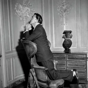 Drucke von Bild aus den Fünfzigerjahren des spanischen Künstlers Salvador Dalí, Foto von AFP Salvador Dali Drucke: Salvador Dalí posiert vor einem seiner Gemälde