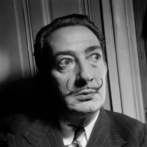 Drucke von Bild aus den 50er Jahren von Salvador Domingo Felipe Jacinto Dalí i Domènech, Marquis of Dalí de Penedès, bekannt als Salvador Dalí, ein prominenter spanischer Surrealist und geboren in Figueres Salvador Dali Drucke: Spanischer Künstler Salvador Dali