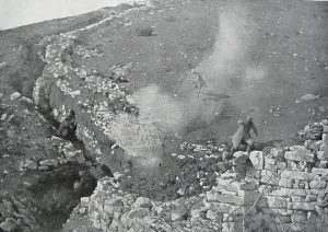 Australian Military History Drucke: Shrapnel exploding from an Australian Shell, 1917