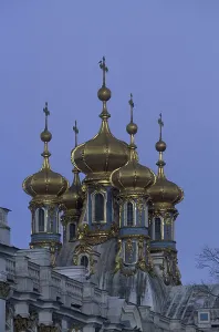 Kuppeln des Katharinenpalastes (oder Ekaterininskij Dvorets), 1752-1756 von Bartolomeo Francesco Rastrelli in Tsarskoe Selo nahe St. Petersburg, Russland