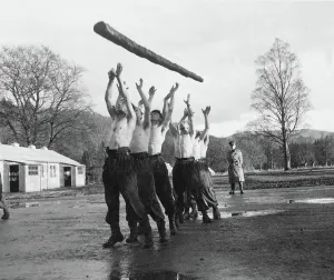 UK Armed Forces History Drucke: Commandos doing log Physical Training
