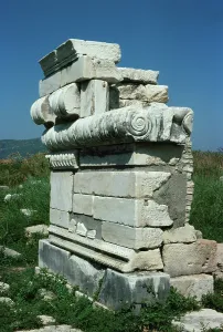 Ancient Greece Landmarks Drucke: Ionic scrolls on a wall from the temple of Hera, islandof Samos, Greece