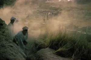 Daily Life In Ancient Egypt Drucke: Workers digging on the site