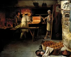 Blick aus dem Inneren eines Backhauses Die Bäcker backen das Brot im Ofen