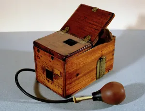 Old Fashioned Camera Drucke: Smith camera with bulb to release shutter, 1898