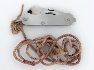 Drucke von NAM5923573 Messer mit Klettverschluss an einer Schnur, 1981 circa (Metall) von British School, (20) Falkland Drucke: Messerklappmesser an einem Stück Schnur befestigt, circa 1981 (Metall).