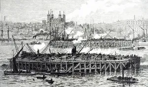 Ein Grabenbild mit dem Fortschritt der Arbeit an den unteren Pfeilern am Boden des Flusses zeigt sich hier. Der Turm von London ist im Hintergrund sichtbar aus dem 19. Jahrhundert