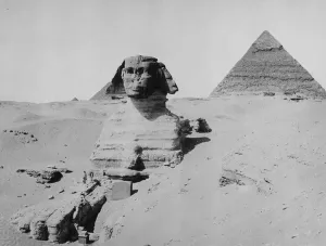 Die Sphinx und die Pyramide von Chephren - Die zweite Pyramide, um 1904-05 (Schwarzweißfoto).