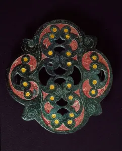 Gepiercte Bronzetafel mit Emailleinsatz. 1. Jahrhundert n. Chr.