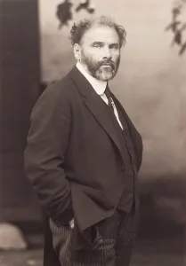 Drucke von FIA12045447 Gustav Klimt vor seinem Atelier auf der Feldmühlgasse, 1917 (Photografie) von Nahr, Moritz (1859-1945); © Fine Art Images Gustav Klimt Drucke: Gustav Klimt vor seinem Atelier auf der Feldmühlgasse, 1917 (Photografie)