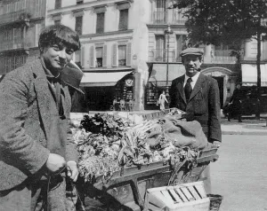 Drucke von CHT187177 Moise Kisling und Pablo Picasso in Montparnasse, 12. August 1916 (b/w Foto) von Cocteau, Jean (1889-1963); Musee Picasso, Paris, Frankreich; Archiv Charmet Pablo Picasso Drucke: Moise Kisling und Pablo Picasso in Montparnasse, 12. August 1916 (b/w Foto)