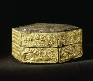 Ancient Greek Metalwork Drucke: Hexagonal pyxis decorated with animals, from Grave V, Grave Circle A