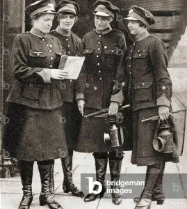 London Underground History Drucke: Women working as porters, guards and inspectors on the London underground railway during World War One