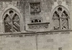 Italian Gothic Style Buildings Drucke: Gothic windows on facade of Town hall