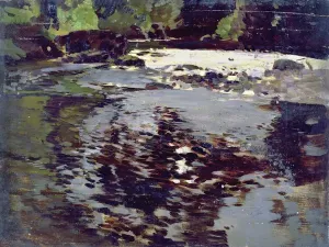 Sonnenlicht reflektiert auf einem breiten Flusslauf