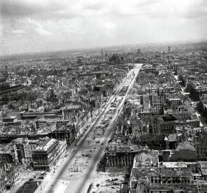 World War Two Images Drucke: Ruins of Berlin