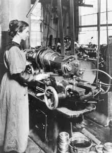 Frau bei der innen spülenden Fräsmaschine von Norton Grinding Co., Worcester, MA