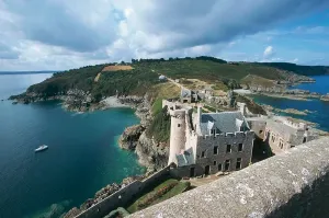 Brittany France Landmarks Drucke: Accommodation and gatehouse facing Cote d Emeraude, Fort-la-Latte
