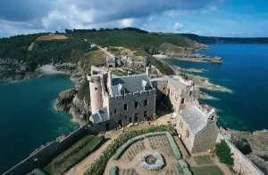 French Coastline Scenery Drucke: Accommodation and gatehouse seen from courtyard, Fort-la-Latte, founded in 14th century