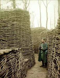 World War I Trench Life Drucke: Austrian soldier in a trench on the eastern front, Russia, 1915 (photo)