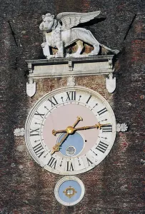 Uhrturm, Uhrenzeiger und Löwe von St. Markus, Castelfranco Veneto, Venetien, Italien