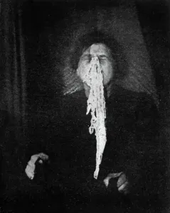 Historical Paranormal Images Drucke: ectoplasm (hypothetical form of dense bio-energy which is claimed to make possible the materialisation of ghosts)
