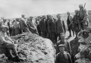 Somme Battlefield Images Drucke: Evacuation of prisoners in the trenches on 2nd lin, in Somme (France) 1916