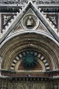Siena Cathedral Facade Drucke: Facade of Siena Cathedral, upper part of the door, Siena, Italy (photo)