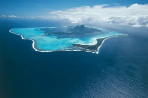 Bora Bora Island Drucke: French Polynesia, Society Islands, Aerial view of Bora Bora Island (photo)