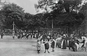 Black And White Paris Images Drucke: gardens at the Champs-Elysees in Paris, 1908