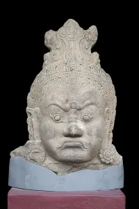 Führer des Wächters aus der Eingangstürme von Angkor Thom in Siem Reap im kambodschanischen Angkorian-Stil vom späten 12. Jahrhundert aus Sandstein im Nationalmuseum Kambodchas, Phnom Penh