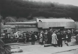 World War I Black And White Photos Drucke: Loading of a gun 270mm on an armoured train