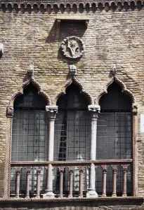Veneto Travel Destinations Drucke: Loggia with three-mullioned windows, house of Ezzelino Balbo (1160), Padua, Veneto, Italy