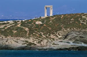 Ancient Greek Temples Europe Drucke: Portara (marble gate) to the temple of Apollo, Naxos island, Greece