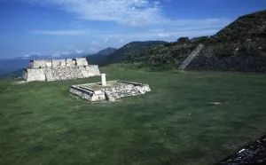 Ancient Mesoamerican Ruins Drucke: Pyramid and the main square, archaeological site of Xochicalco