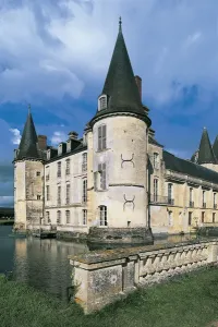 Historic Building Exterior Photography Drucke: Reflection of a castle in water, Chateau D O, Normandy, France (photo)