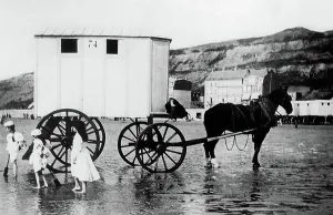 Vintage Horse Drawn Carriage Drucke: rolling huts on the beach of Houlgate, Normandy, 1908