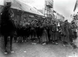 russische Armee bewegt sich vorwärts in Polen, August 1914 : hier in der Hauptstraße eines polnischen Dorfes.