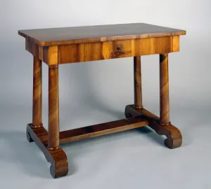 Kleiner Schreibtisch im Biedermeier-Stil, möglicherweise von Joseph Danhauser (1780-1829), Österreich.