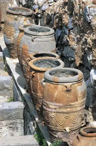 Minoan Civilization Artifacts Drucke: Storerooms with large pithoi (storage jars), Palace of Knossos, Crete, Greece