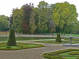 French Chateau Architecture Drucke: A view of the Chateau: the gardens