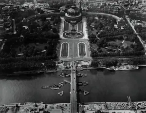 French Capital Cityscape Drucke: View of the Iena bridge