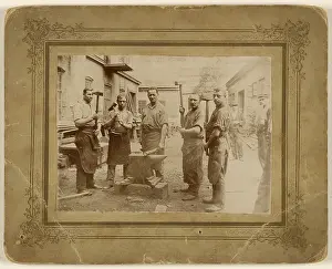 Fünf Schmiede an einem Amboss mit großem Hammer 1890.